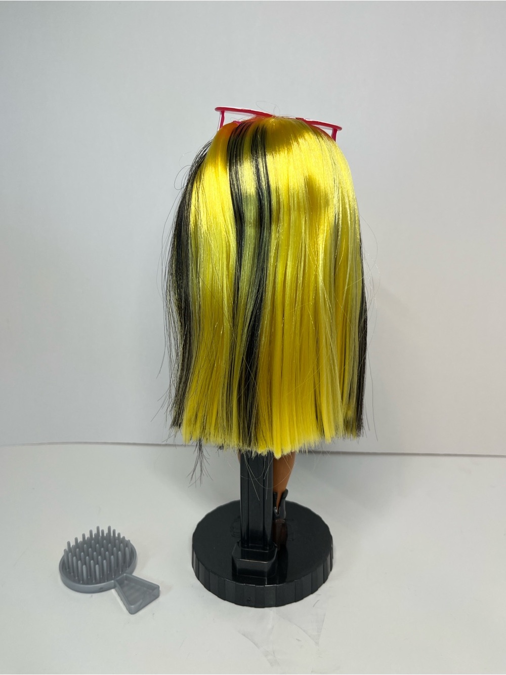LOL Surprise OMG Fashion Doll Alt Grrrl Yellow & Black Hair Stand Outfit Brush - Picture 10 of 13